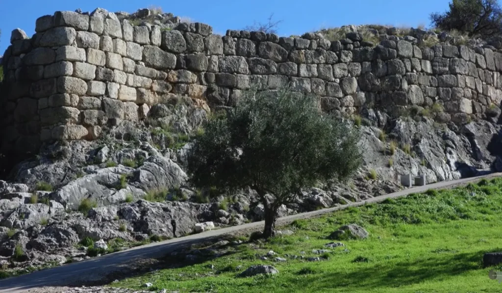 Who built the Lions Gate at Mycenae Greece